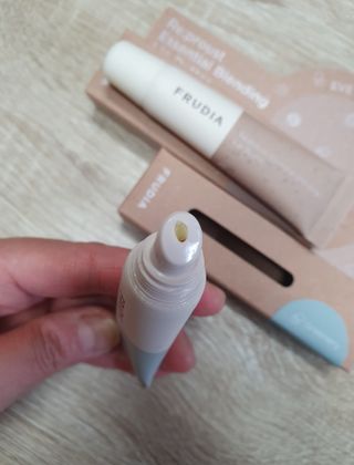 [후르디아] 올리브영 착한보습 비건 립버터 2종 — 5점을 준 리뷰어가 2022년 12월 올린 사용 사진