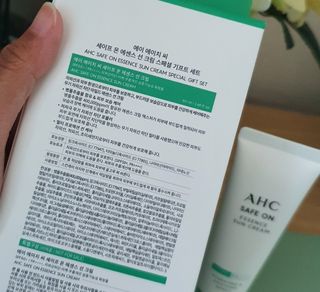 [AHC] 세이프온 에센스 선크림 올리브영 스페셜 증정 기획세트 — 5점을 준 리뷰어가 2022년 6월 올린 사용 사진