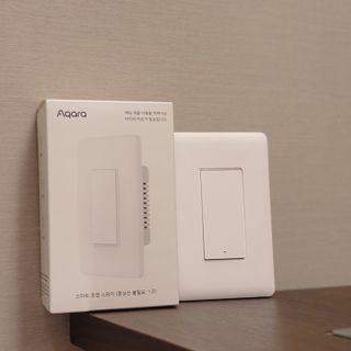 아카라 조명 스위치를 누워서 끄는 방법 (스마트 조명 스위치 2구 + 무선 리모트 스위치 1구 T1, 스마트 허브 E1) — 4점을 준 리뷰어가 2021년 12월 올린 사용 사진