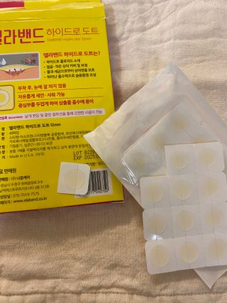 올리브영 엘라밴드 하이드로 도트 스팟패치 12mm, 티트리 — 5점을 준 리뷰어가 2022년 10월 올린 사용 사진