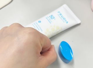나우 [후르디아] 백탁NO! 화잘먹 수분광 선 에센스✨ — 4.5점을 준 리뷰어가 2025년 3월 올린 사용 사진