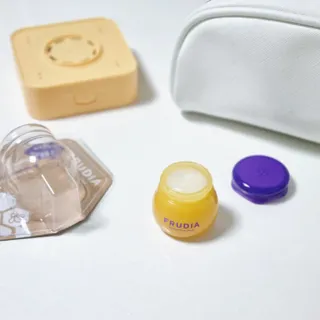틱톡 [후르디아] 튼입술해결템 올리브영 블루베리 하이드레이팅 허니 립밤 — 5점을 준 리뷰어가 2023년 12월 올린 사용 사진