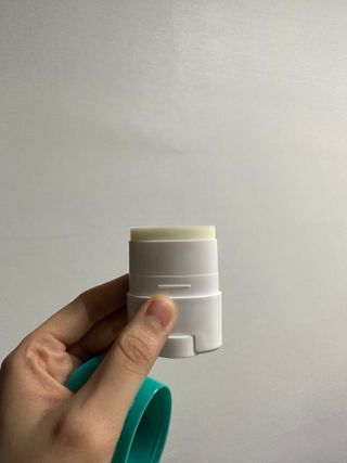 부쉬맨 워터프루프 서핑 선스틱 16g SPF50+ PA++++ — 5점을 준 리뷰어가 2023년 4월 올린 사용 사진