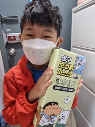 [숨그림]  덴탈마스크 짱구 우리아이 그리고 내가 쓰는 믿을수있는 케릭터 마스크  16종 — 5점을 준 리뷰어가 2021년 10월 올린 사용 사진