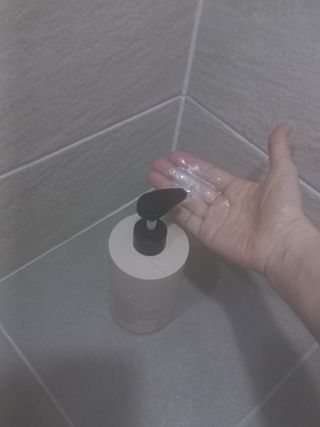 프리마인 더이상 뻣뻣하고 효과없는 탈모샴푸는 NO. 근본부터 케어하는 셀베이스 그린티샴푸(500ml) — 5점을 준 리뷰어가 2023년 2월 올린 사용 사진