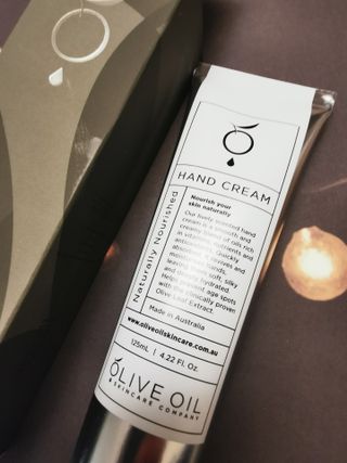 올리브 오일 스킨케어 컴퍼니 [OOSC] 보송보송한 내추럴리 너리시드 핸드크림 125ml — 5점을 준 리뷰어가 2021년 4월 올린 사용 사진