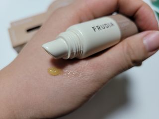 [후르디아] 올리브영 착한보습 비건 립버터 2종 — 5점을 준 리뷰어가 2023년 1월 올린 사용 사진