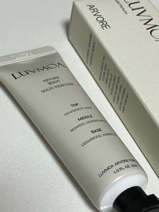 러브모아 향수 고체향수 승무원 고체향수 바르는 향수 니치향수 도손 우드세이지 앤 씨솔트 — 5점을 준 리뷰어가 2022년 12월 올린 사용 사진