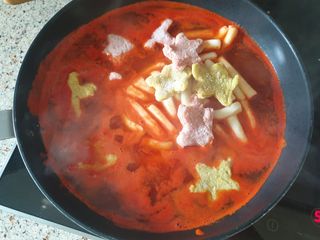빨간키트 떡볶이 밀키트 2~3인분 매운맛 국물 떡볶이 만들기 쉬운 황금 레시피 분말 소스로 간편한 요리 — 5점을 준 리뷰어가 2021년 10월 올린 사용 사진
