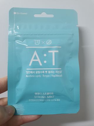 입 냄새 완화에 도움을 주는 에티켓 캔디 앳캔디 스트롱민트 — 5점을 준 리뷰어가 2021년 1월 올린 사용 사진