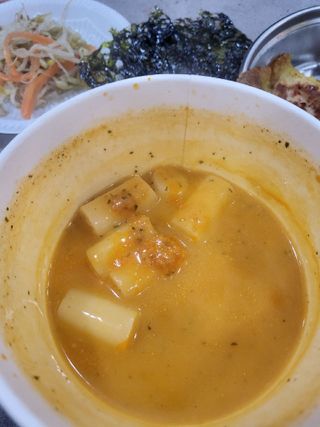 나우  [요리궁리] B타입 ( 매콤, 치즈, 매콤까르보 ) 꽃떡볶이 6개입 세트 — 5점을 준 리뷰어가 2025년 5월 올린 사용 사진