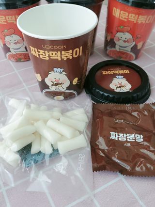 유비쿡 컵떡볶이 매운컵떡볶이2개/ 짜장컵떡볶이 2개  총 4개세트 — 5점을 준 리뷰어가 2021년 2월 올린 사용 사진
