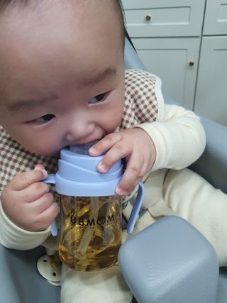 유비맘 샘방지 PPSU 빨대컵_컬러 랜덤 발송 — 5점을 준 리뷰어가 2020년 12월 올린 사용 사진