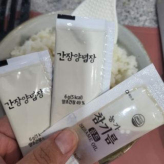 해풀잎 누구나 김밥*2ea [(혼합야채 35g *2ea,  김밥김 (10g, 2ea),  양념간장 (6g, 10ea), 참기름(5g, 4ea)] — 4점을 준 리뷰어가 2022년 6월 올린 사용 사진