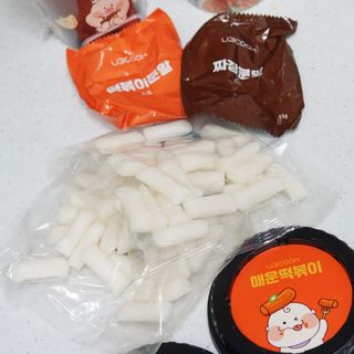 유비쿡 컵떡볶이 매운컵떡볶이2개/ 짜장컵떡볶이 2개  총 4개세트 — 5점을 준 리뷰어가 2021년 5월 올린 사용 사진