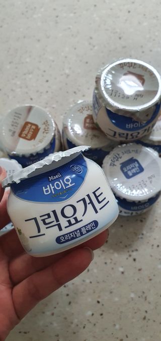 매일바이오 그릭요거트 오리지널 플레인 4개, 로스터리 커피믹스 4개 — 5점을 준 리뷰어가 2021년 12월 올린 사용 사진
