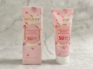 홀리키 체리 블러썸 화이트닝 바디 선 로션 — 5점을 준 리뷰어가 2023년 6월 올린 사용 사진
