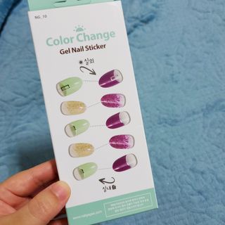 [네일가게] 햇빛에 닿으면 색이 변하는 신기한 햇살 반전 네일스티커 — 5점을 준 리뷰어가 2021년 8월 올린 사용 사진