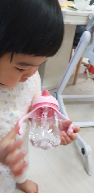 유비맘 트라이탄 코니빨대컵_컬러 랜덤 발송 — 5점을 준 리뷰어가 2021년 2월 올린 사용 사진