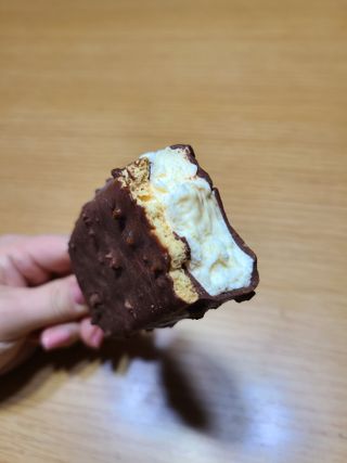 롯데제과 본젤라또 비스킷&바닐라카라멜바, 본젤라또 베리쇼콜라컵 — 5점을 준 리뷰어가 2021년 11월 올린 사용 사진
