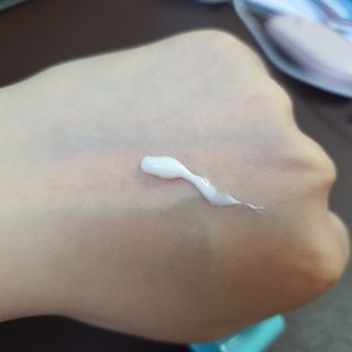리더스코스메틱 리더스 카밍 바이오틱스 선 에센스 SPF 50+ PA++++ — 5점을 준 리뷰어가 2022년 8월 올린 사용 사진