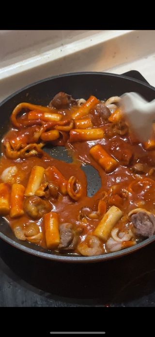 화끈한녀석들 새오똥400g 새우,오징어,똥집 볶음요리 소스,밀떡, 참기름 포함 — 5점을 준 리뷰어가 2022년 11월 올린 사용 사진