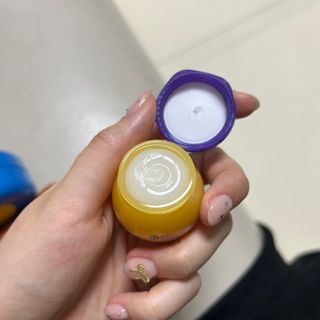 틱톡 [후르디아] 튼입술해결템 올리브영 블루베리 하이드레이팅 허니 립밤 — 5점을 준 리뷰어가 2023년 10월 올린 사용 사진
