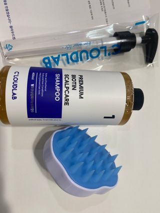 클라우드랩 프리미엄 비오틴 스칼프 케어 샴푸+ 브러쉬 — 4.5점을 준 리뷰어가 2021년 4월 올린 사용 사진