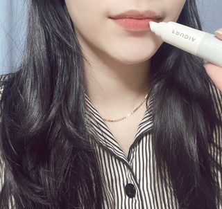 [후르디아] 올리브영 착한보습 비건 립버터 2종 — 5점을 준 리뷰어가 2022년 12월 올린 사용 사진