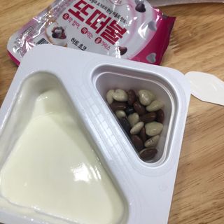 남양유업 또깍 접어 떠먹는 불가리스 2종 — 3.5점을 준 리뷰어가 2021년 1월 올린 사용 사진