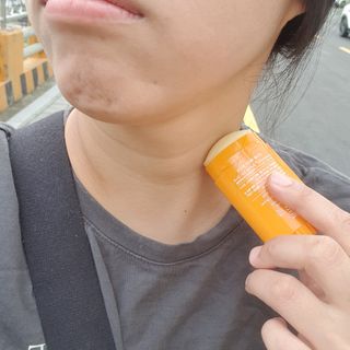 [스킨큐어] 산다화 내추럴 액티브 썬스틱 — 5점을 준 리뷰어가 2023년 6월 올린 사용 사진