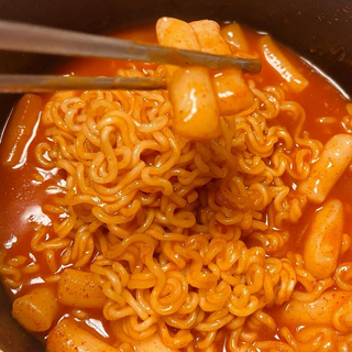 더밥  고추마녀 라볶이 +  나이스미 무설탕 현미후레이크 — 5점을 준 리뷰어가 2021년 10월 올린 사용 사진