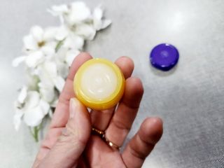 틱톡 [후르디아] 튼입술해결템 올리브영 블루베리 하이드레이팅 허니 립밤 — 5점을 준 리뷰어가 2023년 12월 올린 사용 사진