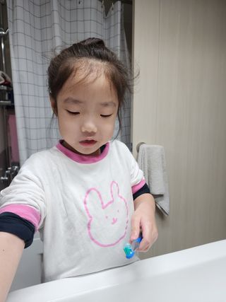 치과에서 쓰는 치약 _ 라벨제로 저불소 꼬마, 키즈, 유아, 베이비, 주니어 안전한 어린이치약 — 5점을 준 리뷰어가 2022년 11월 올린 사용 사진