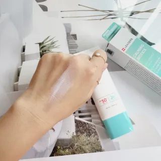 리더스코스메틱 리더스 카밍 바이오틱스 선 에센스 SPF 50+ PA++++ — 5점을 준 리뷰어가 2022년 8월 올린 사용 사진