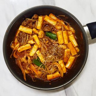 화끈한녀석들 새오똥400g 새우,오징어,똥집 볶음요리 소스,밀떡, 참기름 포함 — 2점을 준 리뷰어가 2022년 12월 올린 사용 사진