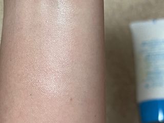 틱톡 [후르디아] 백탁NO! 화잘먹 수분광 선 에센스✨ — 5점을 준 리뷰어가 2023년 9월 올린 사용 사진