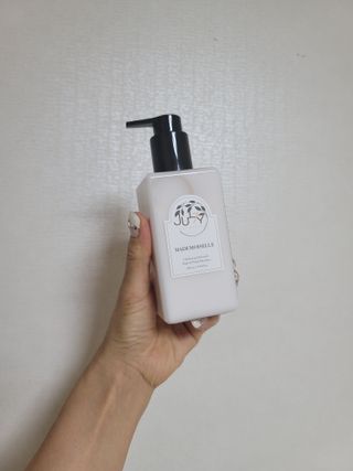 줄라이 모닝 _ JULY MORNING 줄라이모닝 하이드레이팅 퍼퓸드 바디앤핸드 에멀젼 — 5점을 준 리뷰어가 2021년 9월 올린 사용 사진
