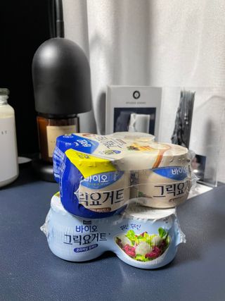 매일바이오 그릭요거트 오리지널 플레인 4개, 로스터리 커피믹스 4개 — 5점을 준 리뷰어가 2021년 12월 올린 사용 사진