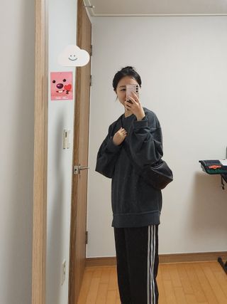 MAPLESYRUPFACTORY 메이플 피그먼트 맨투맨 8.COL — 5점을 준 리뷰어가 2022년 12월 올린 사용 사진