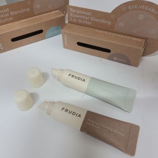 [후르디아] 올리브영 착한보습 비건 립버터 2종 — 5점을 준 리뷰어가 2022년 12월 올린 사용 사진