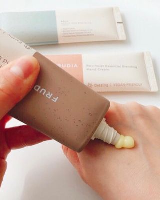 [후르디아] 끈적임 없는 착한성분 비건  핸드크림 3종 — 5점을 준 리뷰어가 2021년 12월 올린 사용 사진