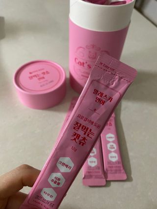 페페로니 잘 먹는 캣츄 - 알래스카 연어 24개입 — 5점을 준 리뷰어가 2021년 7월 올린 사용 사진