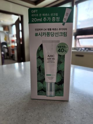 [AHC] 세이프온 에센스 선크림 올리브영 스페셜 증정 기획세트 — 5점을 준 리뷰어가 2022년 6월 올린 사용 사진