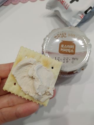 매일바이오 그릭요거트 오리지널 플레인 4개, 로스터리 커피믹스 4개 — 2.5점을 준 리뷰어가 2021년 12월 올린 사용 사진