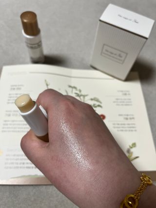 더사가오브수 [사가수] 효혜윤 보태니컬 에너지 에센스인로션 20ml /아이포올 스틱 3g — 5점을 준 리뷰어가 2023년 3월 올린 사용 사진
