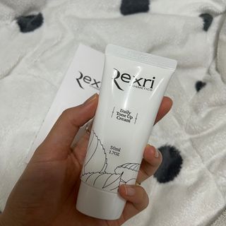 렉스리 데일리 톤업 크림 Rexri Daily Tone Up Cream — 4.5점을 준 리뷰어가 2022년 10월 올린 사용 사진