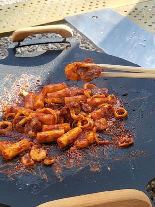 화끈한녀석들 새오똥400g 새우,오징어,똥집 볶음요리 소스,밀떡, 참기름 포함 — 5점을 준 리뷰어가 2022년 12월 올린 사용 사진