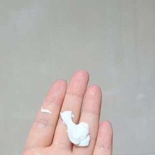[엠메이데이] 샤워인샤워 화이트 바디 톤업크림 300g — 5점을 준 리뷰어가 2021년 12월 올린 사용 사진