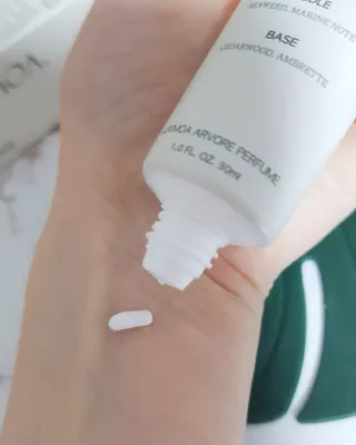 러브모아 향수 고체향수 승무원 고체향수 바르는 향수 니치향수 도손 우드세이지 앤 씨솔트 — 5점을 준 리뷰어가 2022년 12월 올린 사용 사진